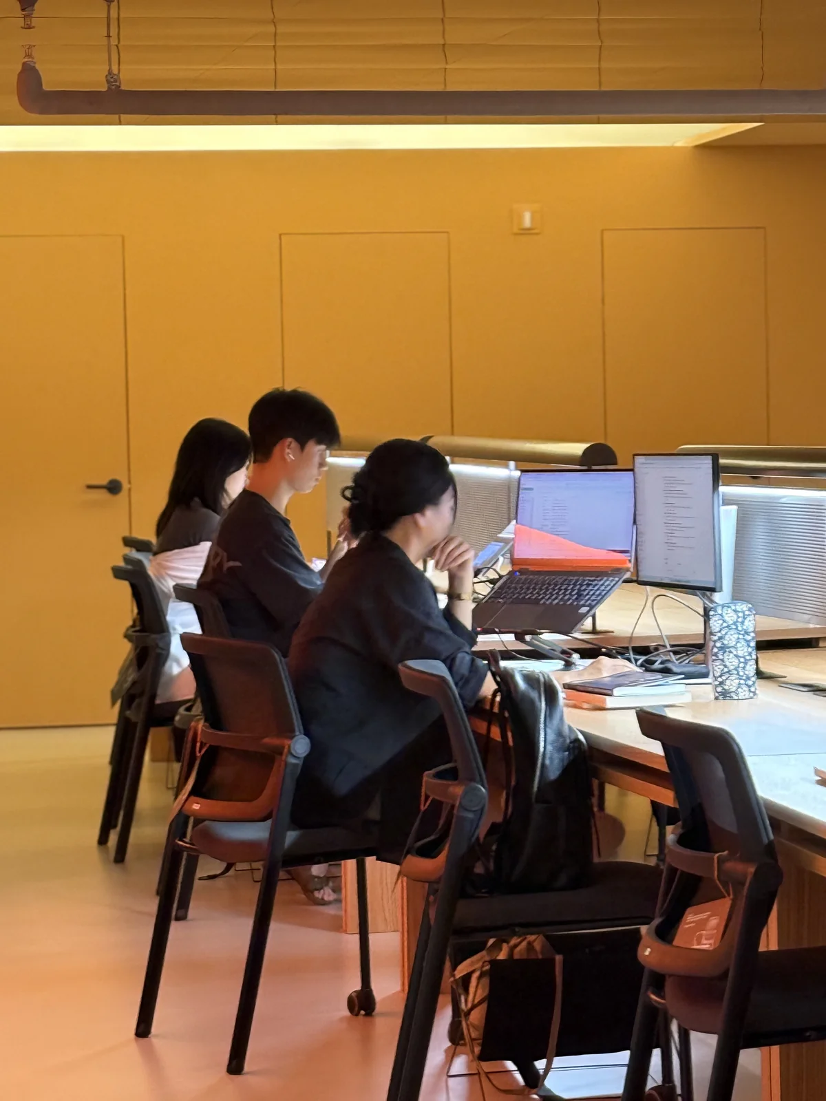 지하 공용 테이블에서 일하는 사람들